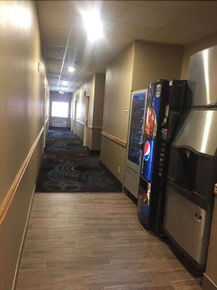Americinn By Wyndham Hudson Bagian luar foto