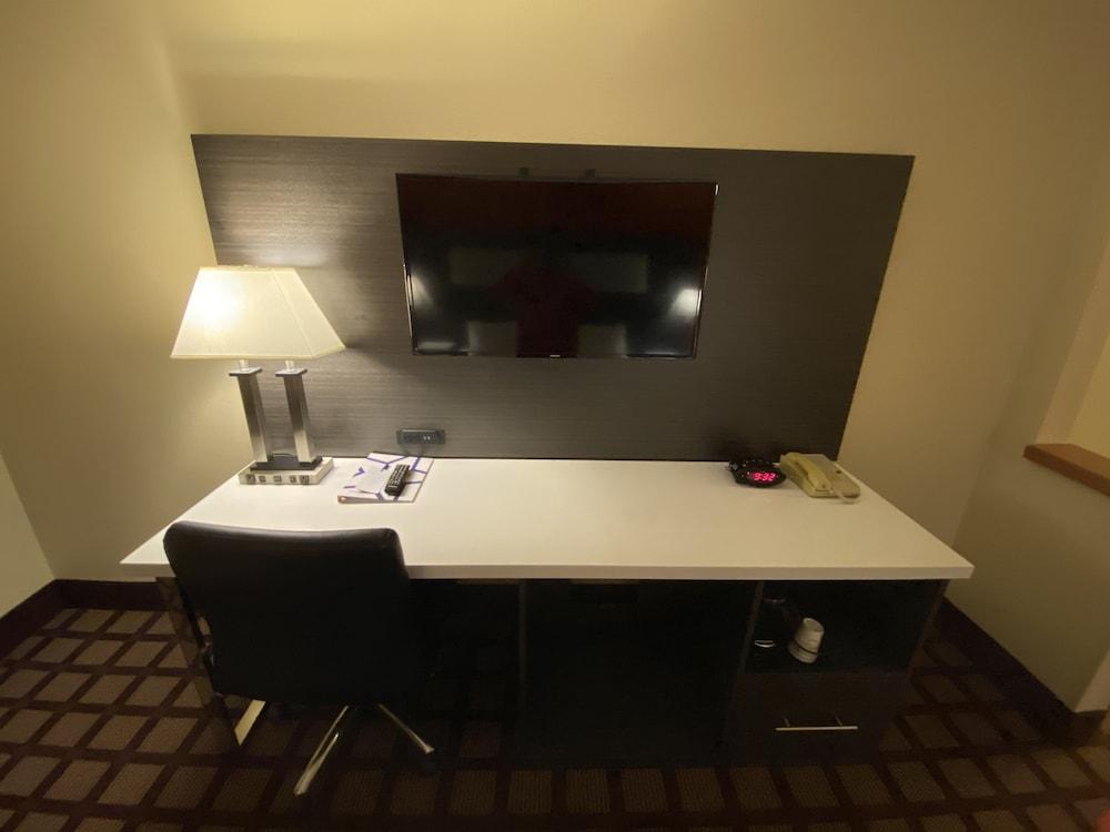 Americinn By Wyndham Hudson Bagian luar foto