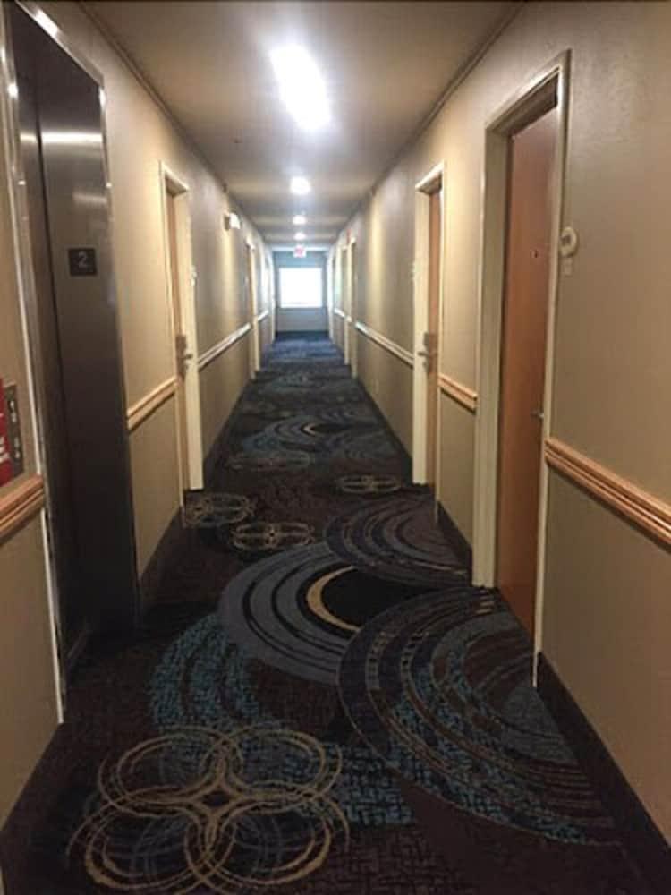 Americinn By Wyndham Hudson Bagian luar foto