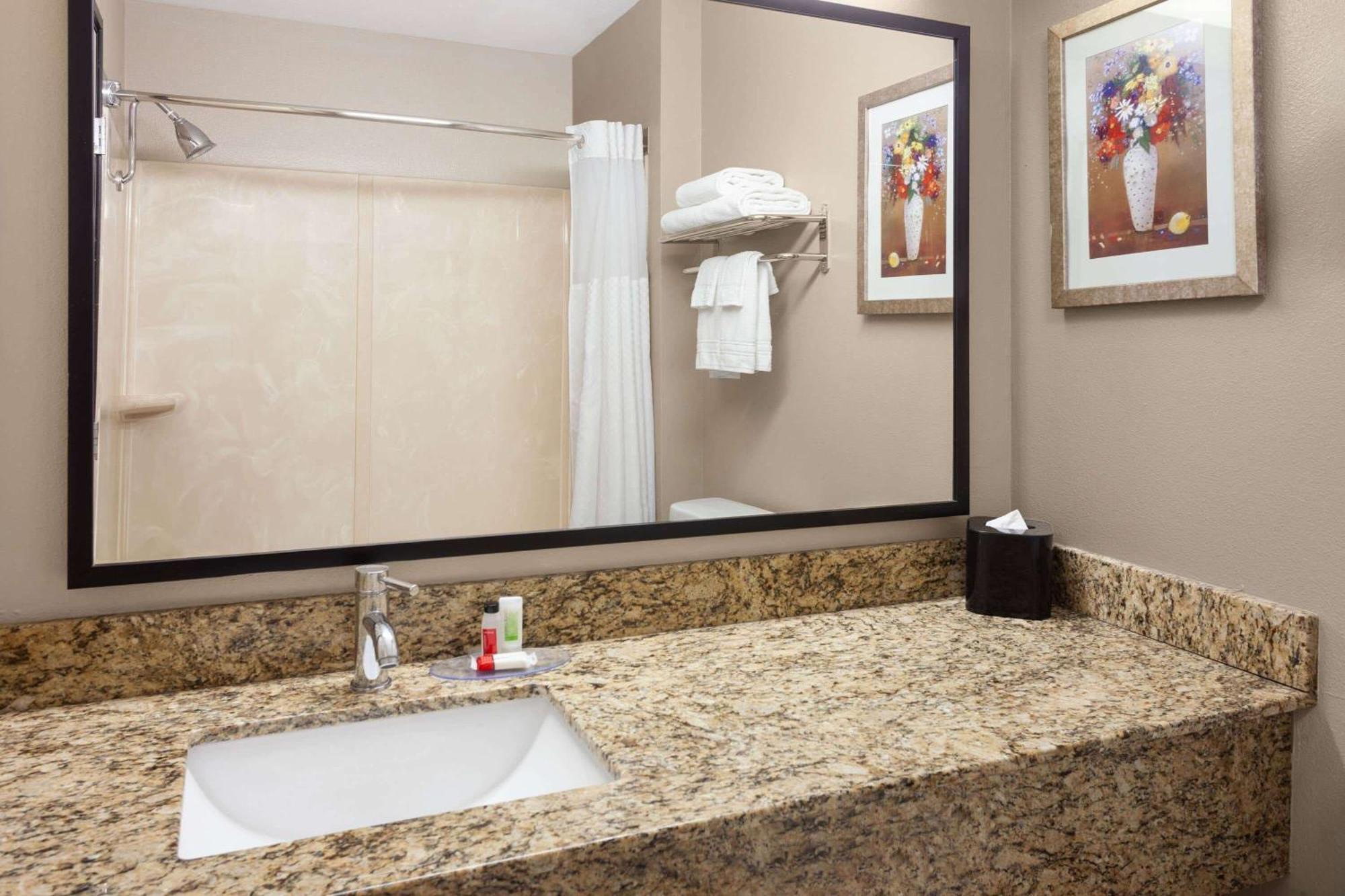 Americinn By Wyndham Hudson Bagian luar foto