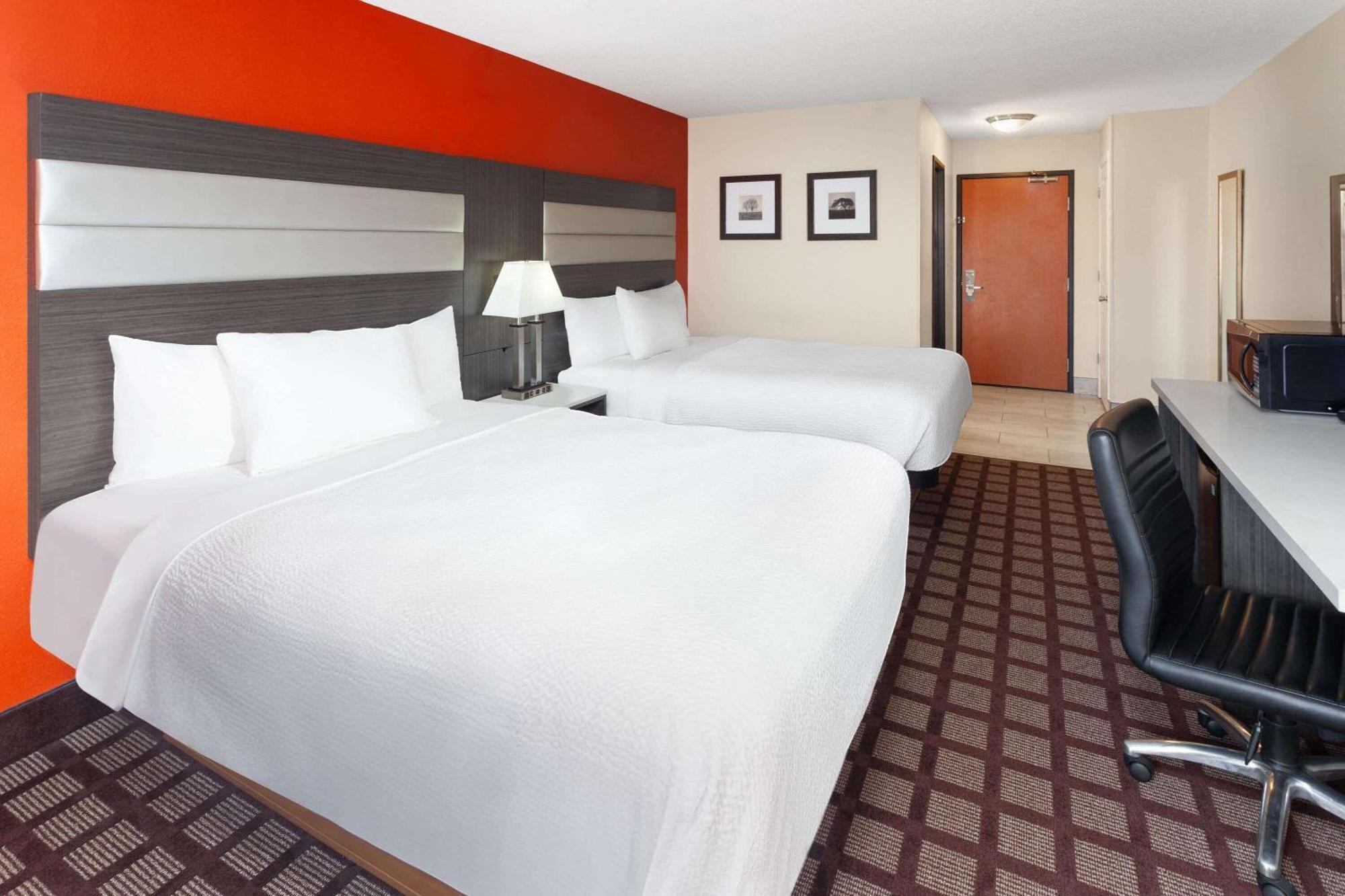 Americinn By Wyndham Hudson Bagian luar foto
