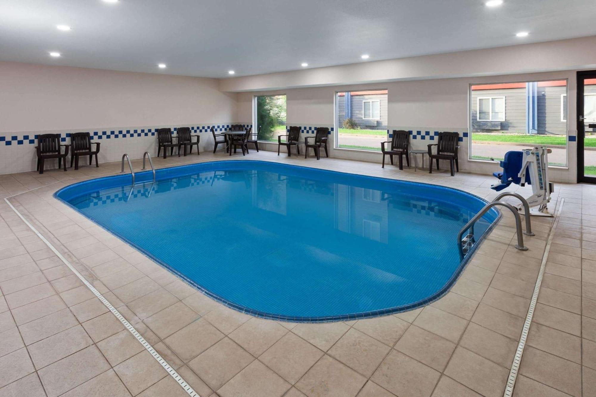 Americinn By Wyndham Hudson Bagian luar foto