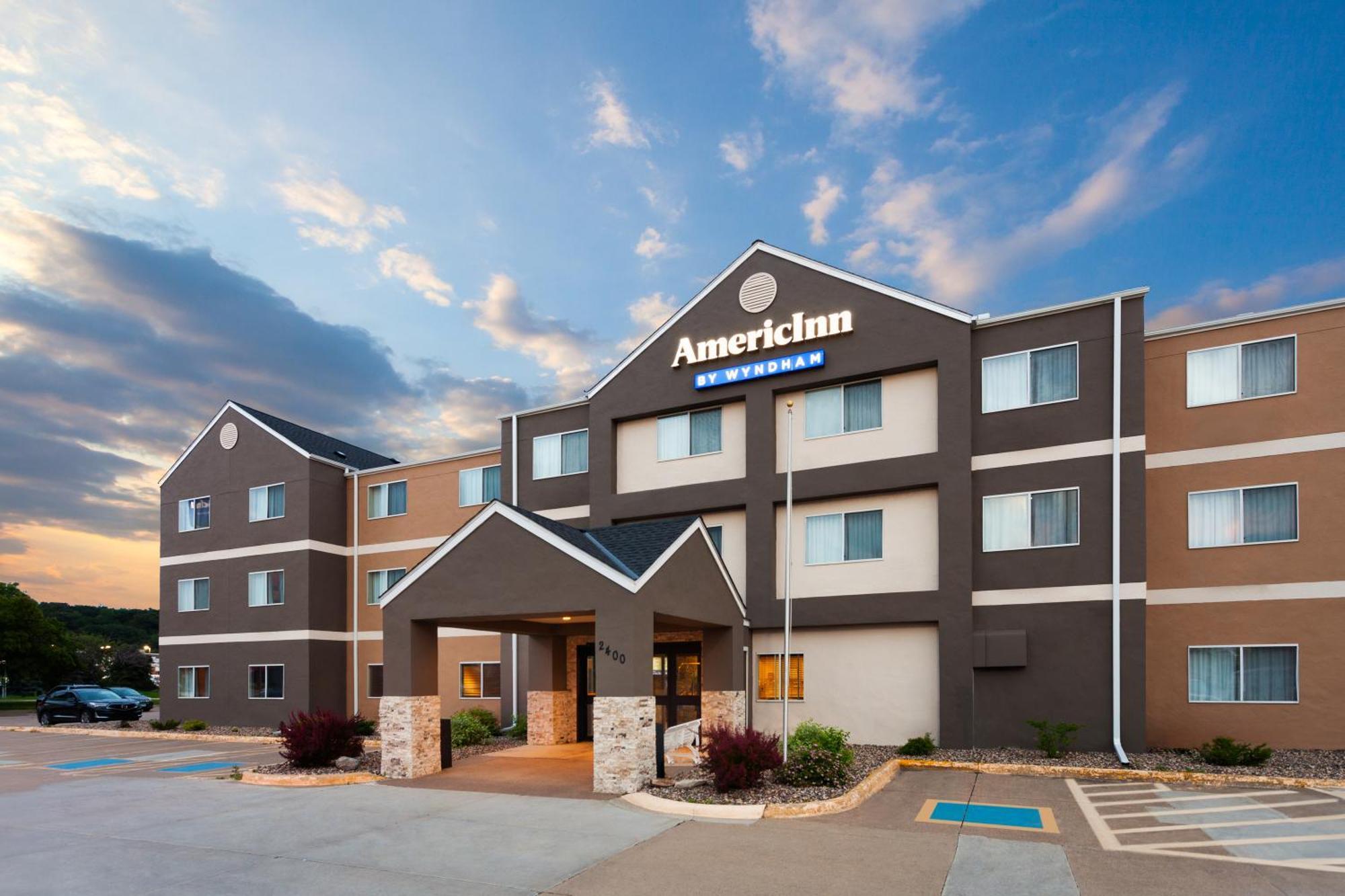 Americinn By Wyndham Hudson Bagian luar foto