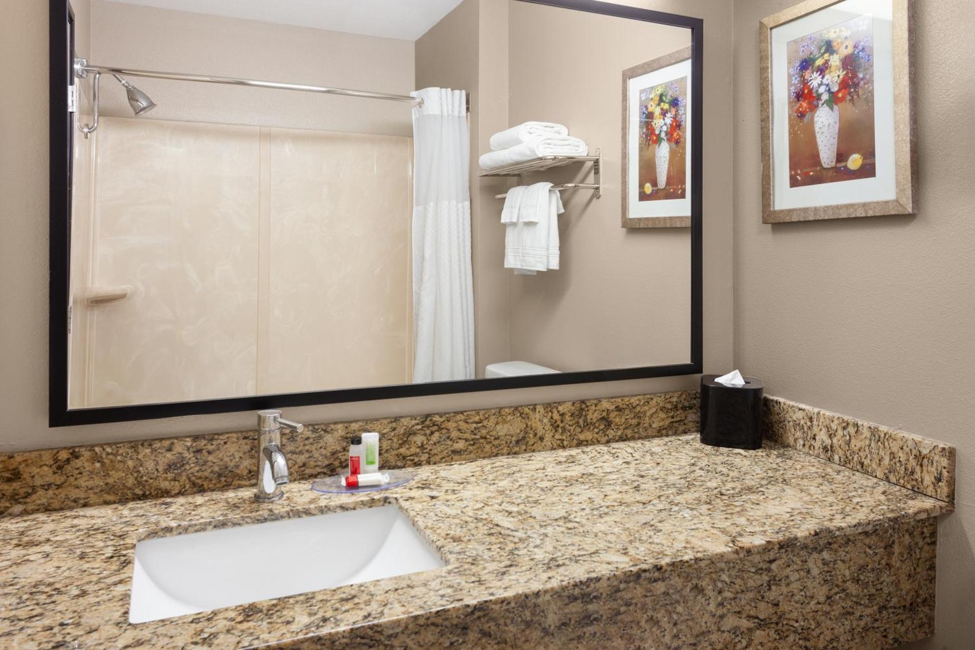 Americinn By Wyndham Hudson Bagian luar foto