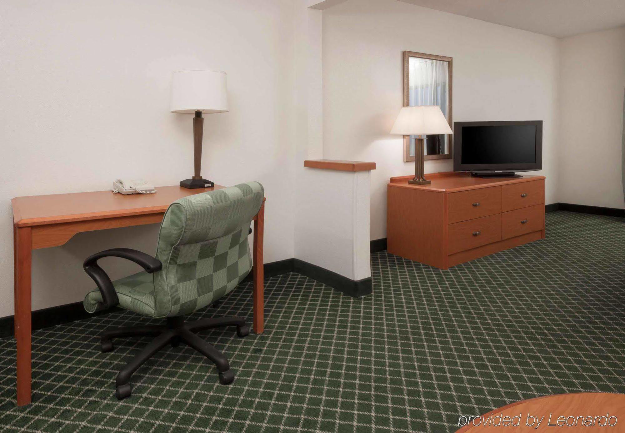 Americinn By Wyndham Hudson Bagian luar foto