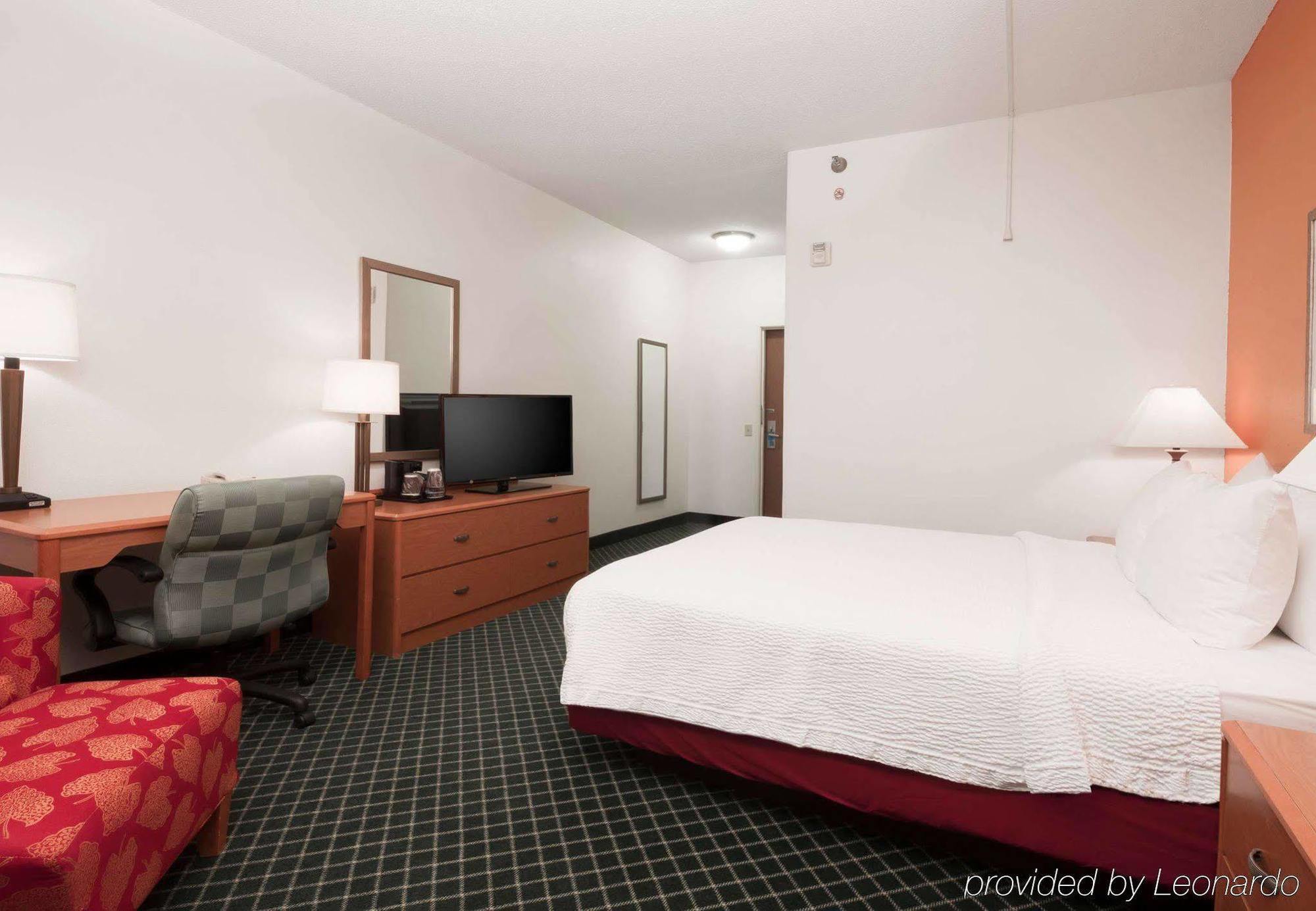 Americinn By Wyndham Hudson Bagian luar foto